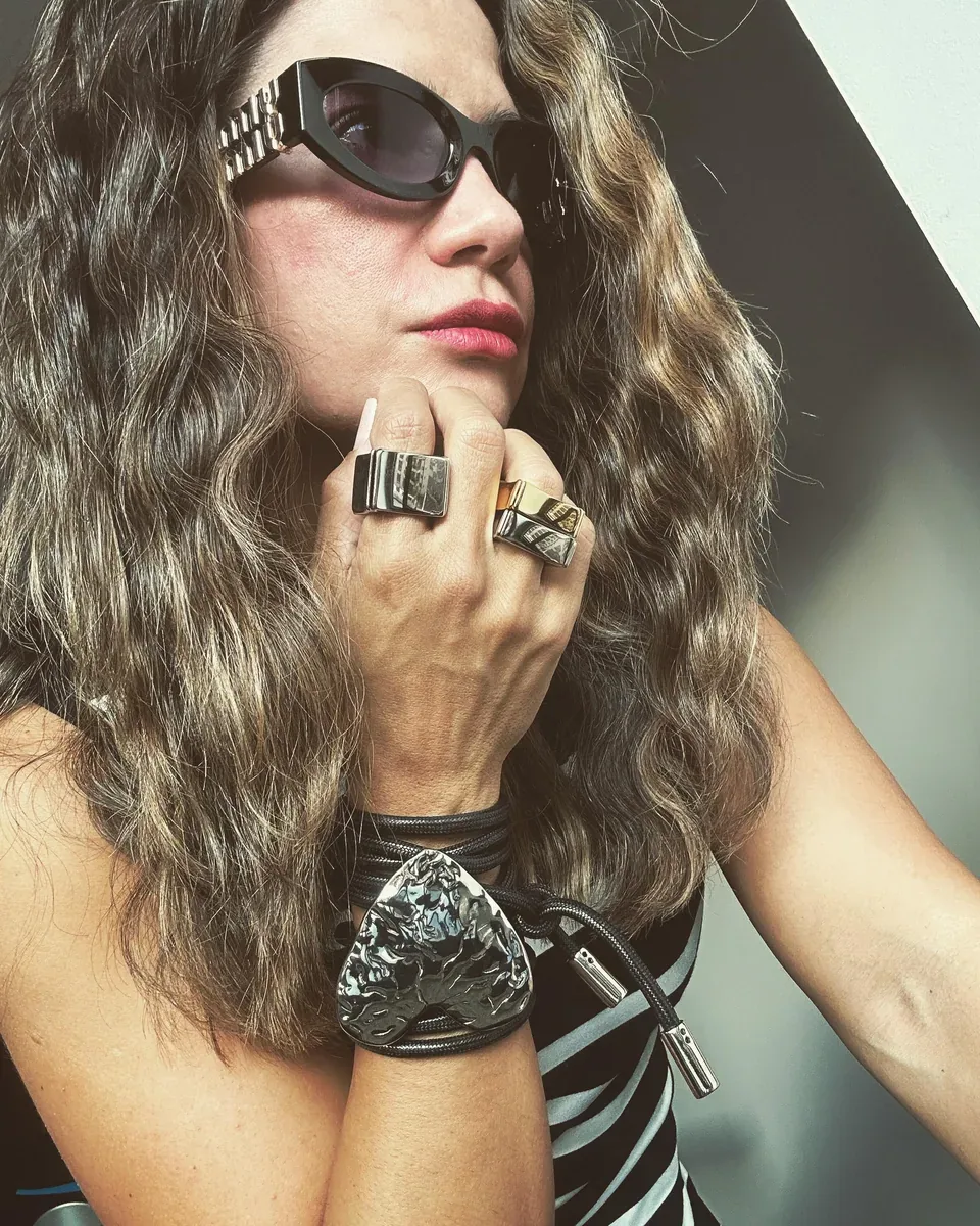 Coleção Áurea — pulseiras e acessórios dourados Dolores Designer